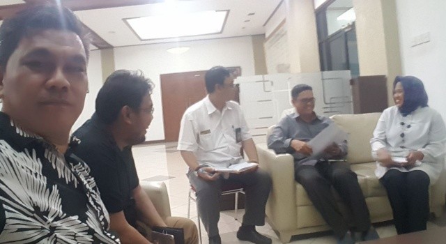 Advokat Johanes Budiman bersama tim, diterima personel KPU Sulut.