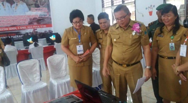Wabup Minut Joppi Lengkong membuka UNBK di SMAN Kauditan.