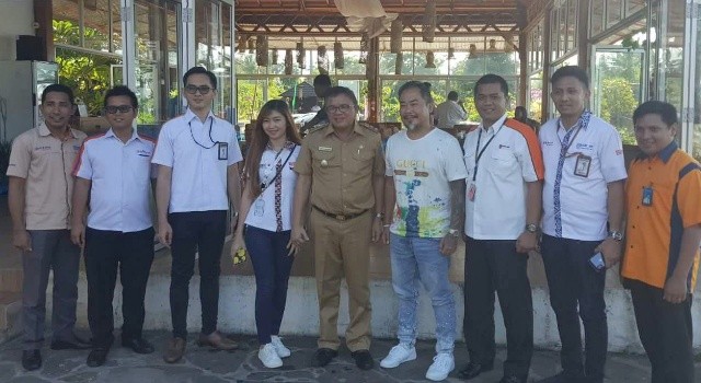Wabup Joppi Lengkong bersama Owner MM Travel Ricky dan Kepala Unit BRI Likupang Frangky Karamoy, Senin (9/4/2018).