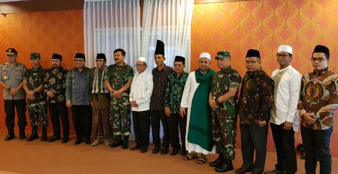 Panglima TNI Marsekal Hadi Tjahjanto bersama para ulama di Sulut. 