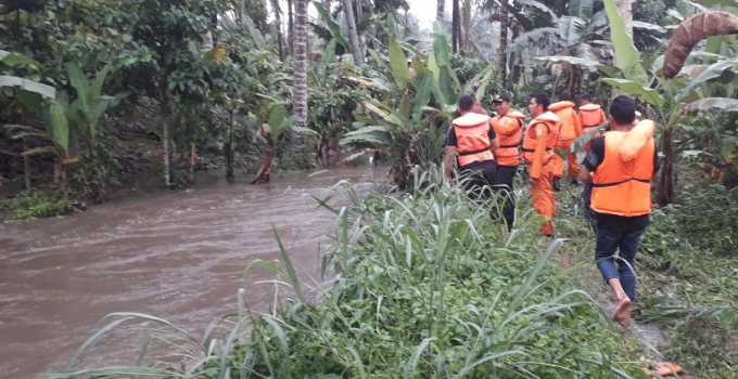 Tim rescue menyisir sungai Bungko, untuk mencari korban.