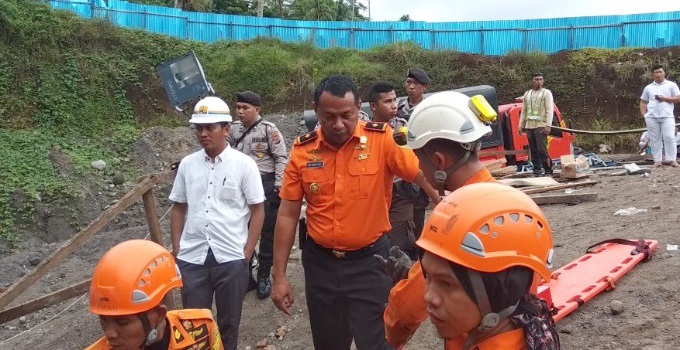 Kepala Badan Pencarian dan Pertolongan Manado Mochamad Arifin mengomandoi tim rescue.