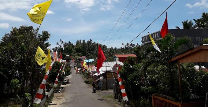 Bendera parpol di desa Kamangta, kecamatan Tombulu