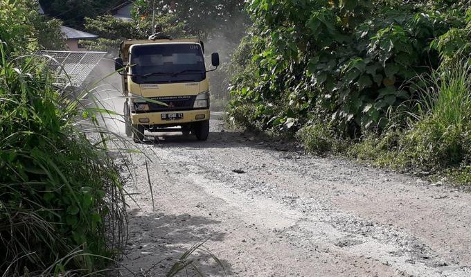 Kondisi jalan rusak di bagian atas kampung Langowan