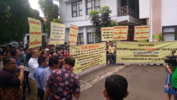 Ahli waris lahan Terminal BBM saat menggelar aksi di Pengadilan Negeri Kota Bitung