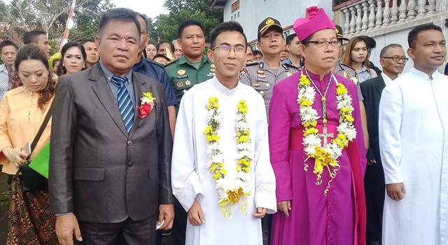 Pastor Marson Pungis Pr (tengah) bersama Uskup Manado Mgr. Benediktus Estephanus Rollu Untu MSC. (Foto:IST) 