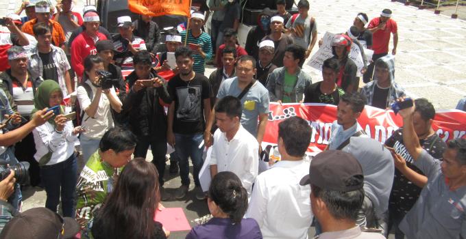 Penyerahan tuntutan dan pernyataan sikap kepada Komisi 4 DPRD Sulut