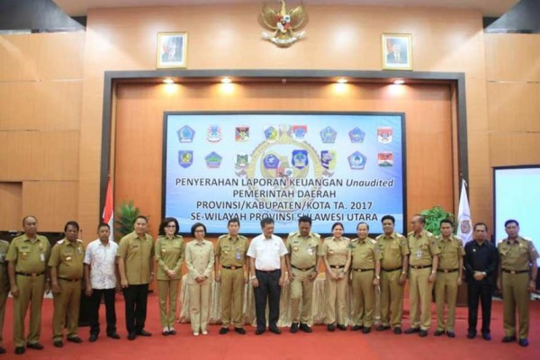 Foto bersama Kepala BPK RI, Gubernur dan kepala daerah se Sulut