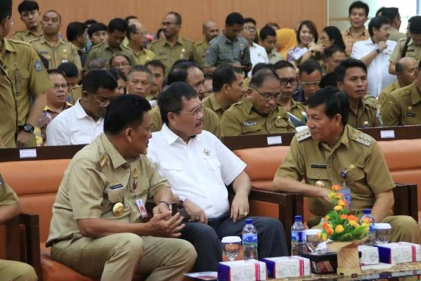 Wali Kota Manado saat Berbincang bersama Gubernur Sulut, dan Ketua BPK RI Sulut.