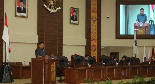 Olly Dondokambey saat membacakan LKPJ tahun 2017 di rapat paripurna DPRD Sulut