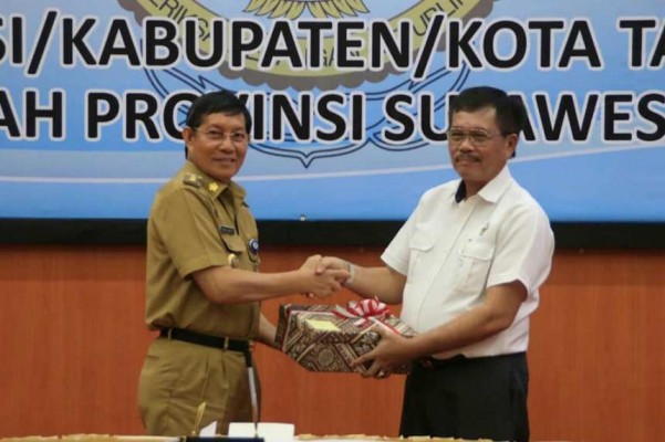 Wali Kota GS Vicky Lumentut saat menyerahkan LKPD kepada Kepala BPK Sulut.