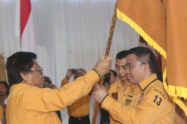 Penyerahan Pataka Ketum DPP Hanura OSO ke Ketua DPD Sulut Jackson Kumaat.