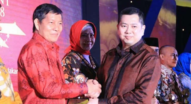 Vicky Lumentut menerima penghargaan Manado kota paling toleran