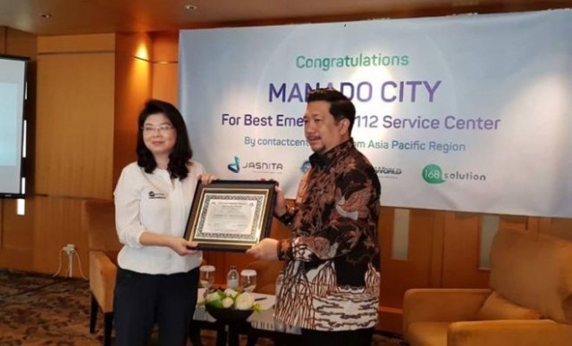 Wakil Wali Kota Manado, Mor Bastiaan saat menerima penghargaan.