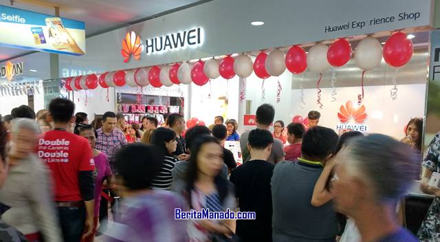 Antrian pembeli di Huawei Experiental Shop, Lantai Dasar itCenter