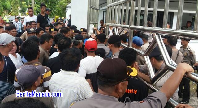 Demo di Kantor DPRD Sangihe