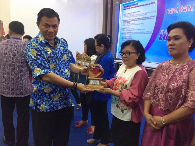Asisten I Pemkot Bitung menyerahak hadiah kepada Ketua BPS KGPM Anugerah Malalayang