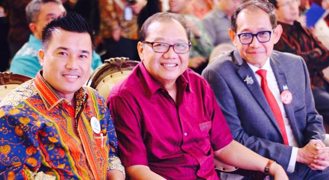 Ivanry matu bersama Menteri Koperasi RI Anak Agung Gede Ngurah Puspayoga dan Tung Desem Waringin