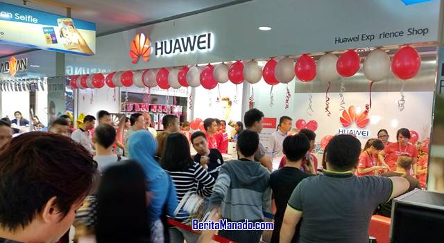 Pembeli rela antri untuk mendapatkan Huawei Nova 2 Lite