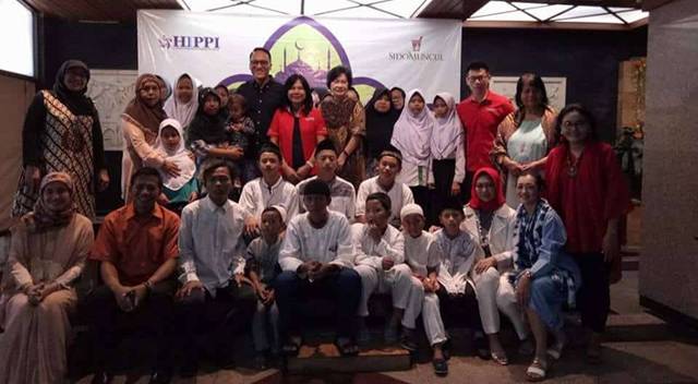 Ketua Umum DPP HIPPI, Suryani Motik bersama para pengurus dan anggota HIPPI serta para anak yatim dan dhuafa (Dok Perwira Management)