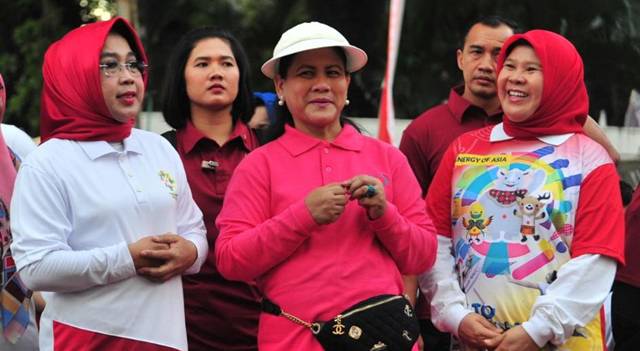 Ibu Negara Iriana Joko Widodo bersama Tri Rachaju