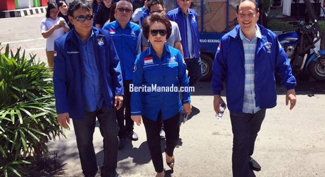 Nortje Van Bone berjalan kaki ke kantor KPU Manado