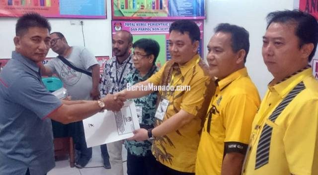 Partai Golkar Manado saat mengajukan berkas Balaceg di KPU Manado