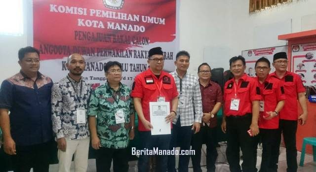 Pengurus PDIP Manado saat mengajukan berkas pendaftaran bacaleg PDIP Manado