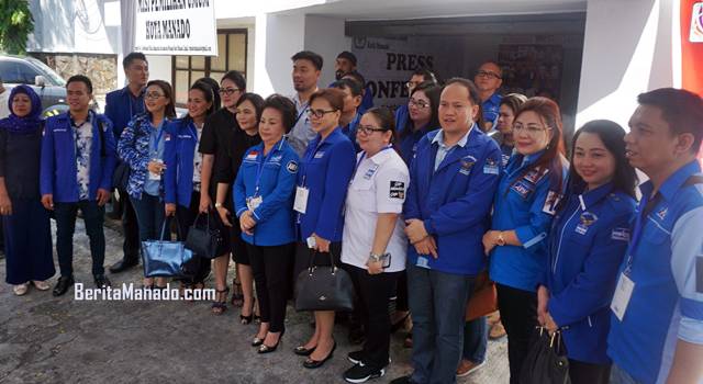 Pengurus dan Bacaleg Partai Demokrat Manado usai pendaftaran di Kantor KPU Manado