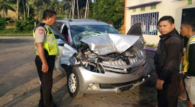 Mobil yang Mengalami Kecelakaan di jalan Trans Sulawesi 