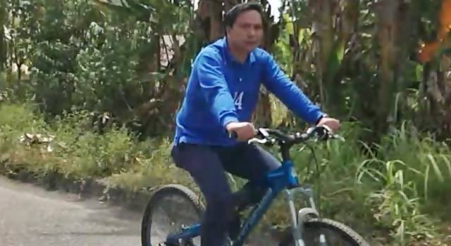 James Karinda bersepeda di Minsel