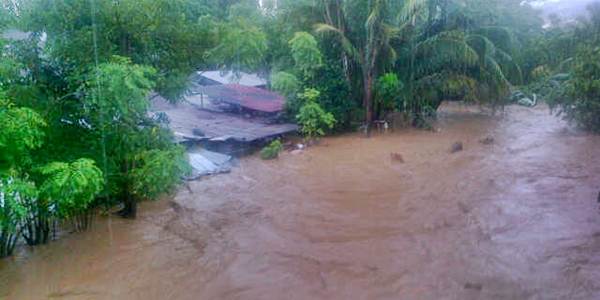 Air sungai di Sario meluap