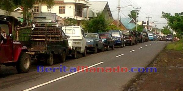 Antrian BBM di SPBU Langowan