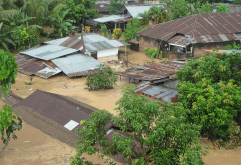 Banjir memporak-porandakan Kota Manado (foto BeritaManado)