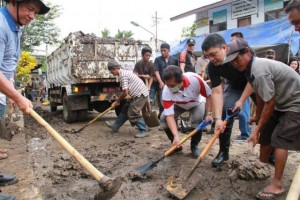 Sompie Pimpin 700 PNS dan Warga Minut bersihkan Lumpur Pasca Bencana