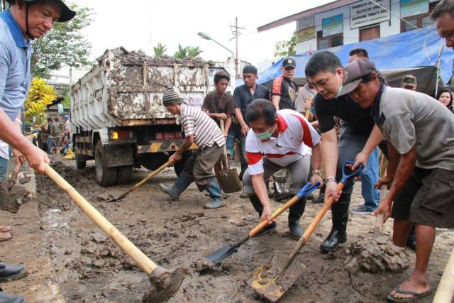 Sompie Pimpin 700 PNS dan Warga Minut bersihkan Lumpur Pasca Bencana