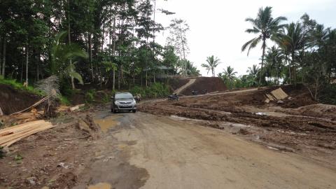 Jalan Koka-Kembes (foto beritamanado Senin 13/01/2014)