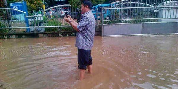 Kantor DPRD Manado Digenang Banjir