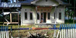 Warga Desa Doloduo Tiga Mengamuk Rusak Kantor Desa