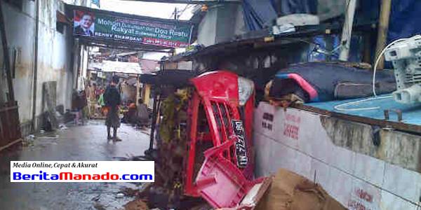 Komo Luar - Kendaraan terbawa arus hingga terbalik