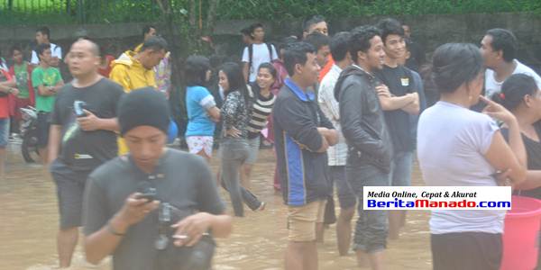 Air Meluap, Banyak Warga Penasaran