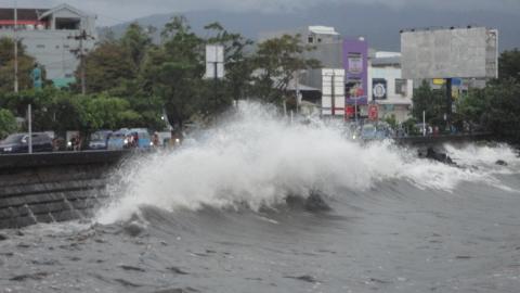 Pancaran ombak hingga 4 meter sampai ke jalan raya (foto beritamanado)