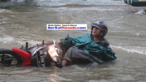 Aduh… Pengendara Motor Jatuh di ‘Kolam’ Depan MIS