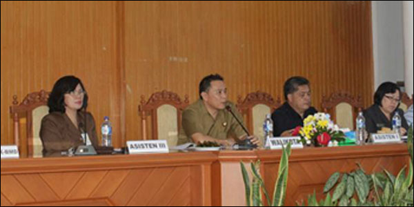 Walikota Tomohon Jimmy Eman SE Ak memimpin rapat koordinasi awal tahun Pemkot Tomohon didampingi para asisten, Jumat 3 Januari 2014.