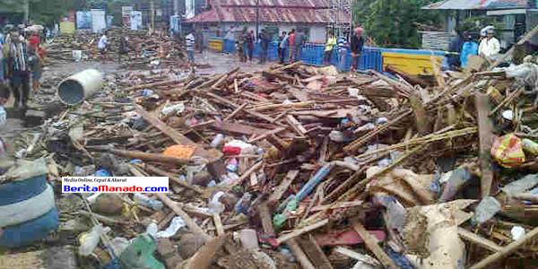 Sario - Akses jalan di jembatan Sario terhalang sampah