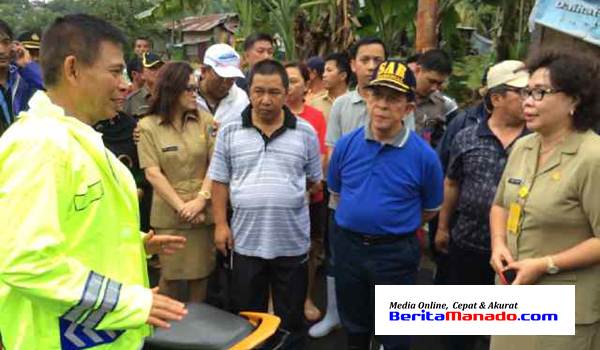Sarundajang mendengar penjelasan aparat kepolisian didampingin Kadis Kesehatan Provinsi dan James Sumendap