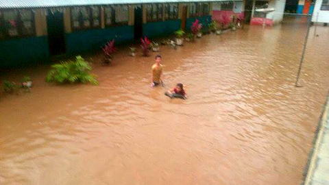 Sejumlah siswa memanfaatkan halaman sekolah untuk berenang (foto ist)