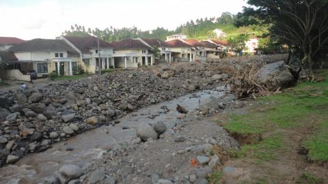 Berita Foto: Kondisi Sungai yang Rusak di Citraland