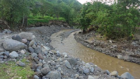 Pondasi batu hancur dihantam air sungai (foto beritamanado pekan ini)