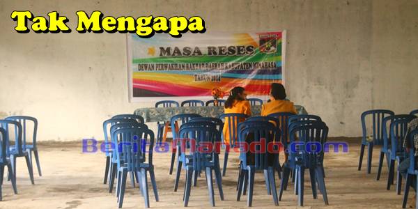Wakil Rakyat Tunggu Rakyatnya 8 Ivonne Andries (kiri) dan Yuliana Lumentah (kanan) Setia Menunggu